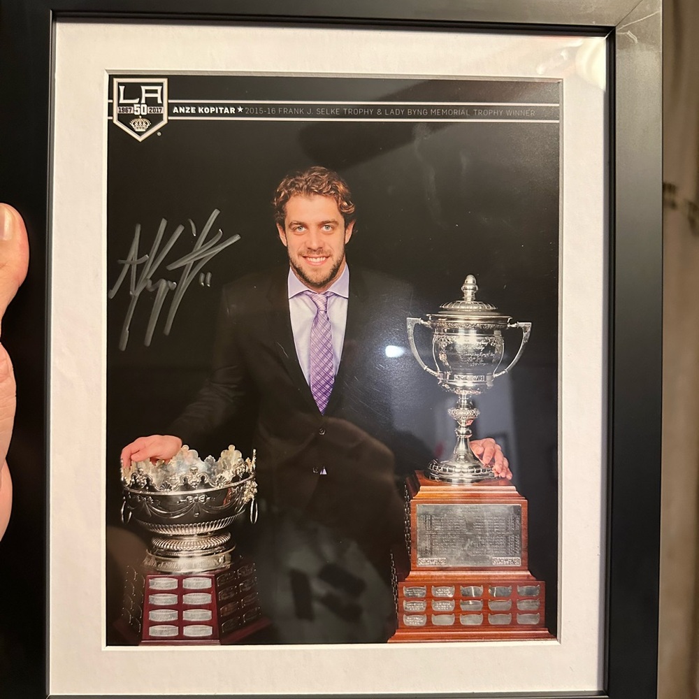 Los Angeles Kings Anze Kopitar autograph